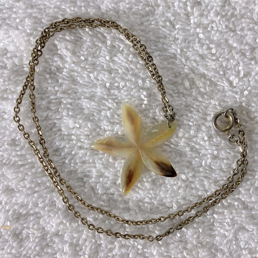 Vintage Mother Of Pearl Shell Pendant Necklace